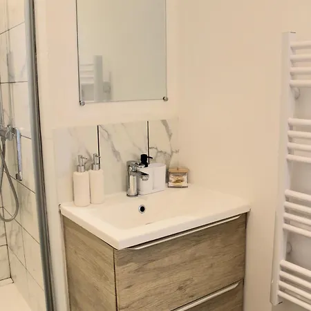 With Bedroom Near Train Station *