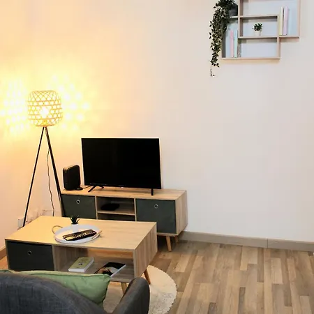 With Bedroom Near Train Station Appartement *