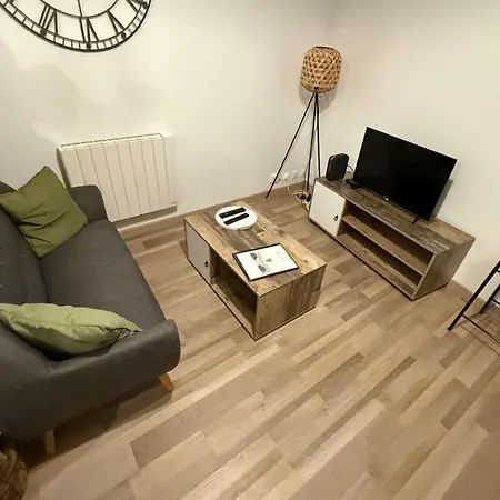 Apartment With Bedroom Near Train Station