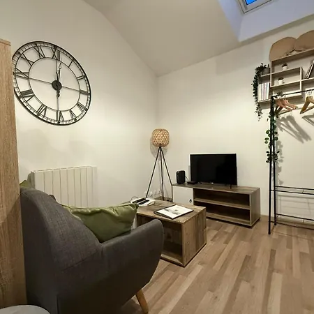 With Bedroom Near Train Station Appartement