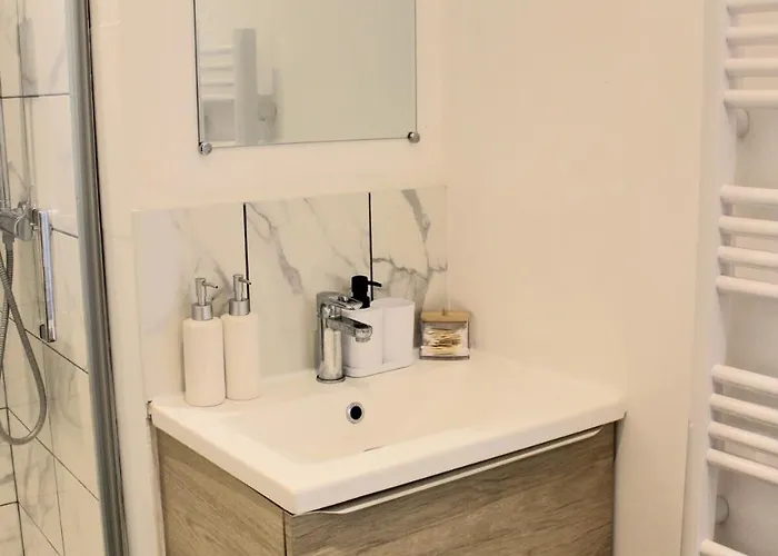 With Bedroom Near Train Station *