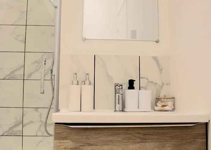 With Bedroom Near Train Station Appartement