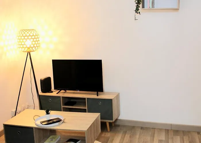 With Bedroom Near Train Station Appartement *