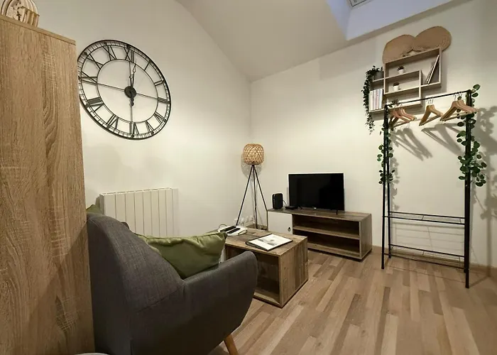 With Bedroom Near Train Station Appartement