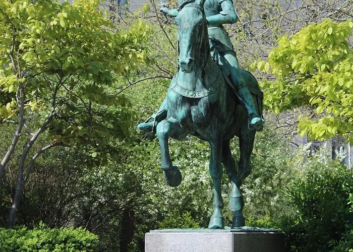 With Bedroom Near Train Station Appartement *